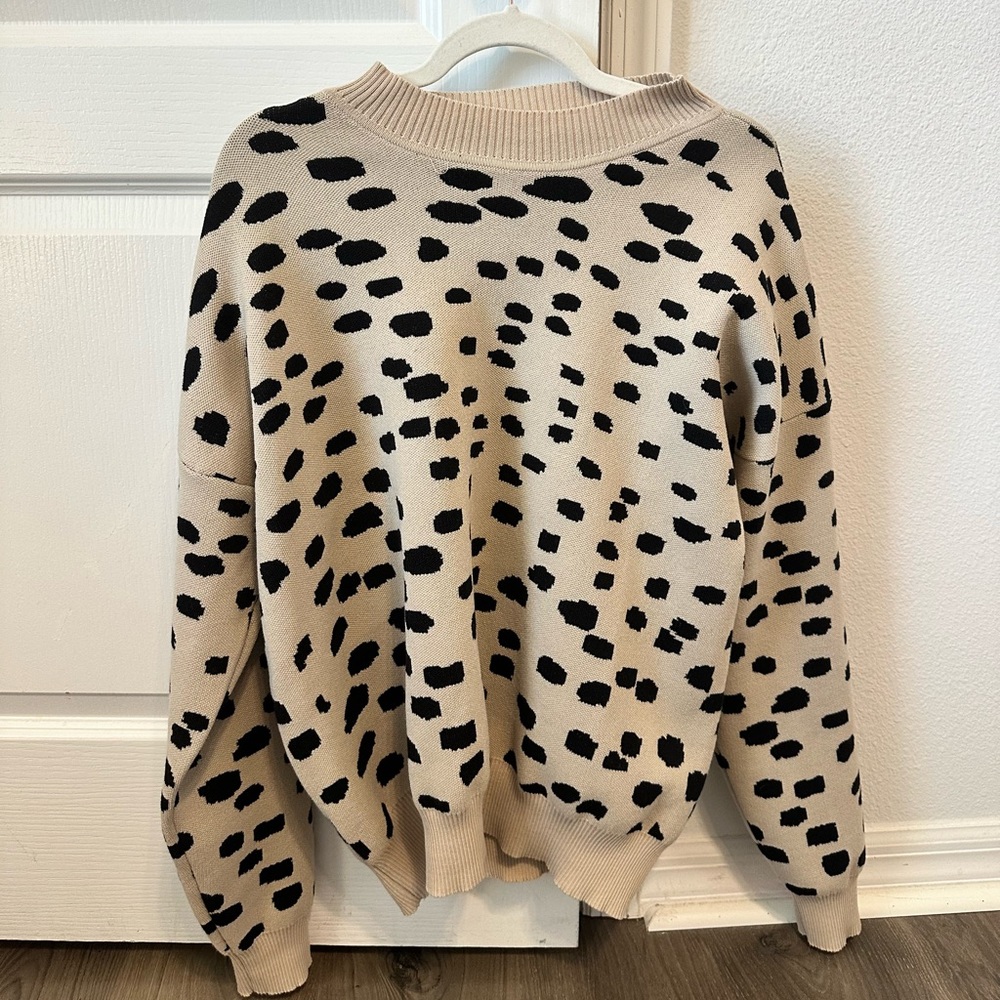 Francesca’s Beige and Black Polka Dot Sweater Size Large
